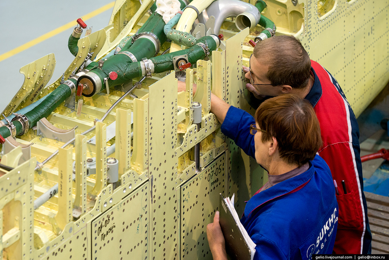 Illustration for article titled These Riveting Photos Show How Russia's Su-34 Fullback Fighter-Bombers Get Built